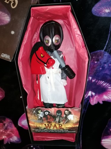 Living dead dolls war - living,