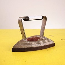 vecchio ferro da stiro decorato