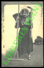 Giovanissima rurale  con zappa, rastrello e gerla in spalla. (0-32985)