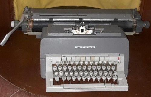 Antica macchina scrivere - da,