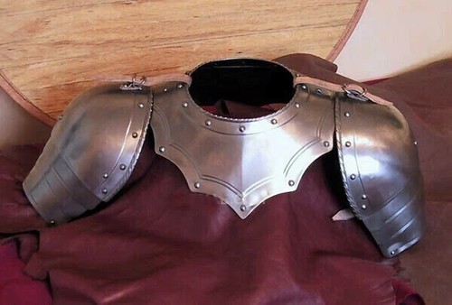 Cavaliere medievale armatura