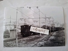 Fotografia Convoglio di carri cisterna sotto linea Trifase con Locomotiva a vapo