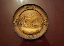 Piatto in legno intagliato a mano Livigno m. 1816 - Souvenir da muro appendibile