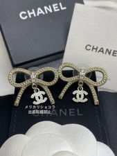 CHANEL Orecchini Traforati B24K Fiocco CC Strass Tono Oro