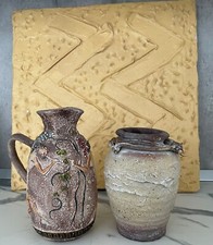 ANFORA E VASO IN STILE ETRUSCO CON RILIEVI 