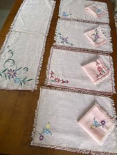 SET VINTAGE DI 4 TOVAGLIETTE+TOVAGLIOLI+RUNNER DI LINO ROSA RICAMATI A MANO 