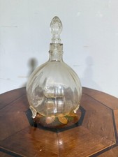 Antica bottiglia in vetro di