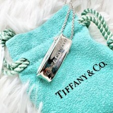 Collana con ciondolo ovale ad