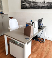 Scrivanie complete di sedia e cassettiera (3 cassetti) per ufficio.