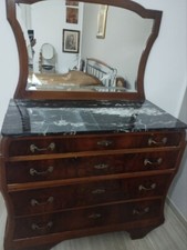 Settimino e due comodini in legno e marmo, lavamani in porcellana con specchiera