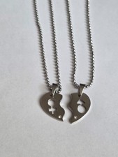 Coppia ciondoli in acciaio cuore spezzato con simboli uomo-donna