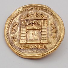 Spilla rotonda CHANEL CC logo