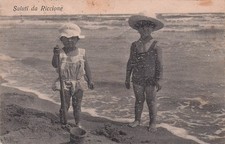 30-98) CARTOLINA SALUTI RICCIONE BAMBINI ANIMATA GIOCO SABBIA VIAGGIATA RIMINI