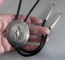 CRAVATTA VINTAGE STERLING NAVAJO BOLO, 2,20 POLLICI BOLO, 1 7/8 POLLICI PUNTE, 34 POLLICI