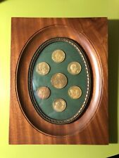 Medaglie commemorative Gregorio Sciltian anni '70 dentro quadro espositivo