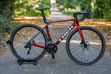 Bici da strada Trek Madone SL6 Gen 8, 105 DI2, disco carbonio dimensioni medie ruote in carbonio