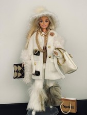 Barbie bambola con accessori vestiti disegnati a mano