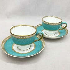 Coppia di tazze e piattini