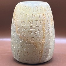 Antico idolo colonna in pietra