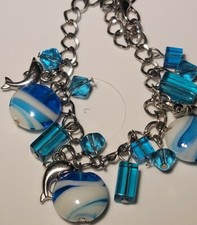 Pendente in vetro di Murano Arte delfini e perle bianche acqua blu tono argento maglia 10"