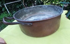 Antica pentola o tegame in