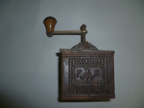 Vecchio macinino tre spade - , b