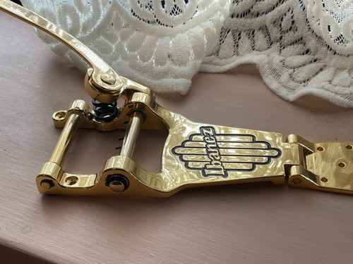 Tremolo coda stile - , bigsby