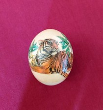 Uovo di struzzo decorato a mano, tecnica decoupage, tema animalier.