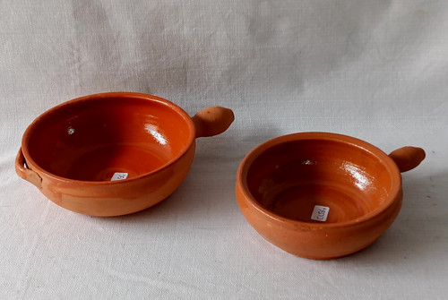 Coppia vecchie casseruole - vecchie,