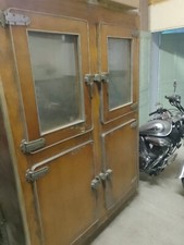 vecchia ghiacciaia in legno