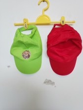 2 CAPPELLI CON VISIERA PRECURVATA - 3 Cime (1 Verde; 1 Rosso) Ragazzo.  ONT