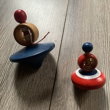 Lotto 2 trottole in legno. Con