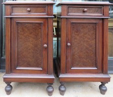 021223  Una coppia di comodini in noce e radica di pioppo