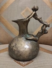 Brocca in bronzo con manico con putti