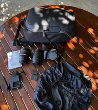 Canon EOS 250D  Nero - 2 Batterie -EF-S 10-22 +EF-S 18-135-zaino Come Nuova