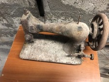 Macchina da cucire antica da