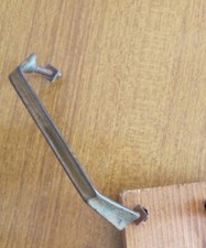 VECCHIA MANIGLIA IN OTTONE E VITI IN FERRO PER MOBILI VARI -