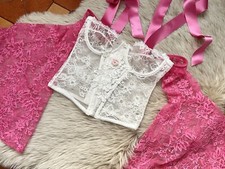 Crop Top bustier In pizzo bianco con manichine fuxia
