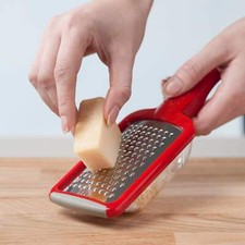 Grattugia Formaggio Manuale con Raccoglitore Staccabile Zeal, Rosso 