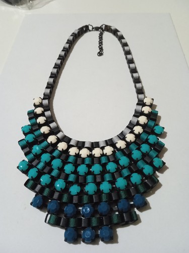 Collana nera con pietre verdi