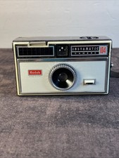 Macchina fotografica anni '60-Kodak Instamatic 104- con cinturino da polso-non testata. Vintage-MCM-Retro