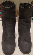 Stivali da donna scamosciati con tacco e con stelle in metallo