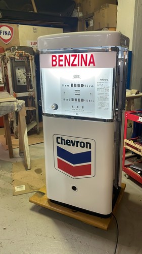 Distributore pompa benzina