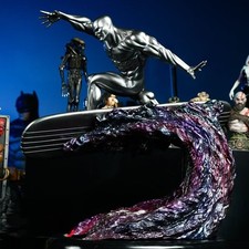 Statua dipinta Silver Surfer