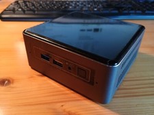 mini PC Intel NUC NUC7i5BNH con tastiera e mouse Logitech Pebble 2