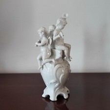 Gruppo puttini suonatori su - di,