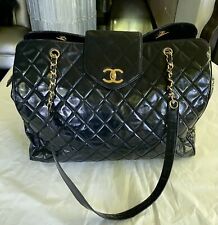 Borsa Chanel Vintage Blu Scuro con dettagli oro. Ottime Condizioni