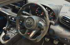 Volante Toyota GR Yaris personalizzato in fibra di carbonio fondo piatto dinamica auto