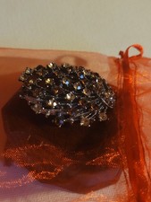 Spilla Vintage a Cascata con strass scintillanti su base argentata da collezione