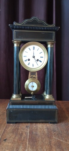 Horloge pendule portique